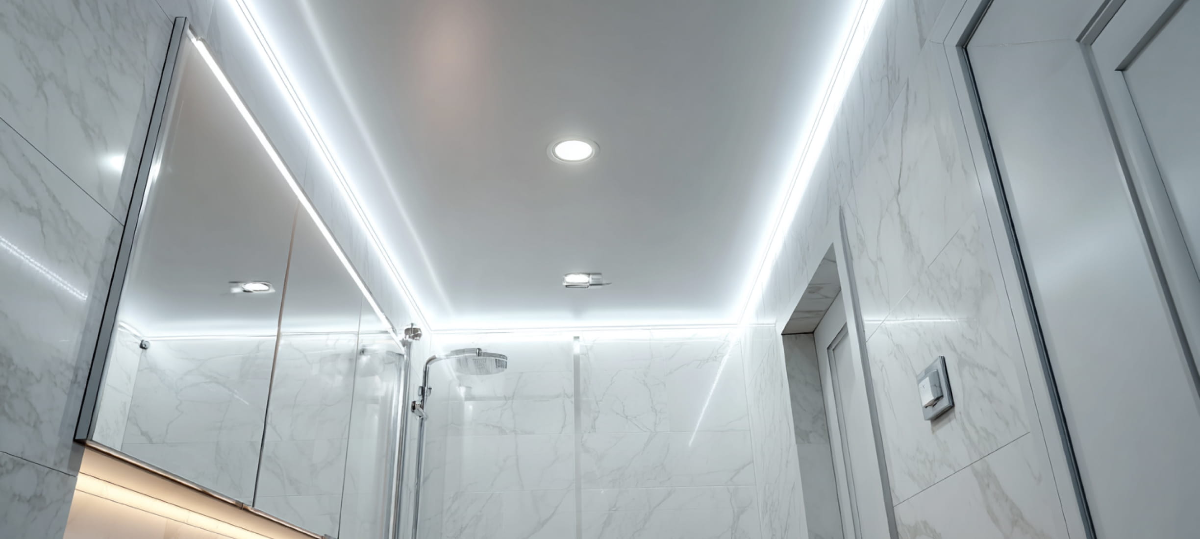 Парящий натяжной потолок в ванной