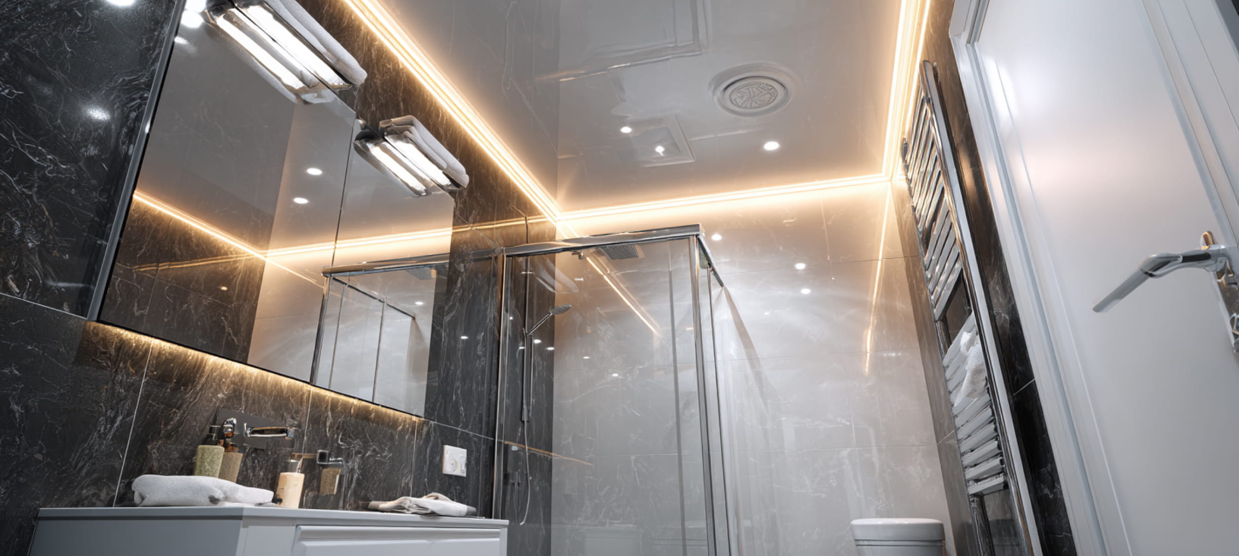 Парящий натяжной потолок в санузле